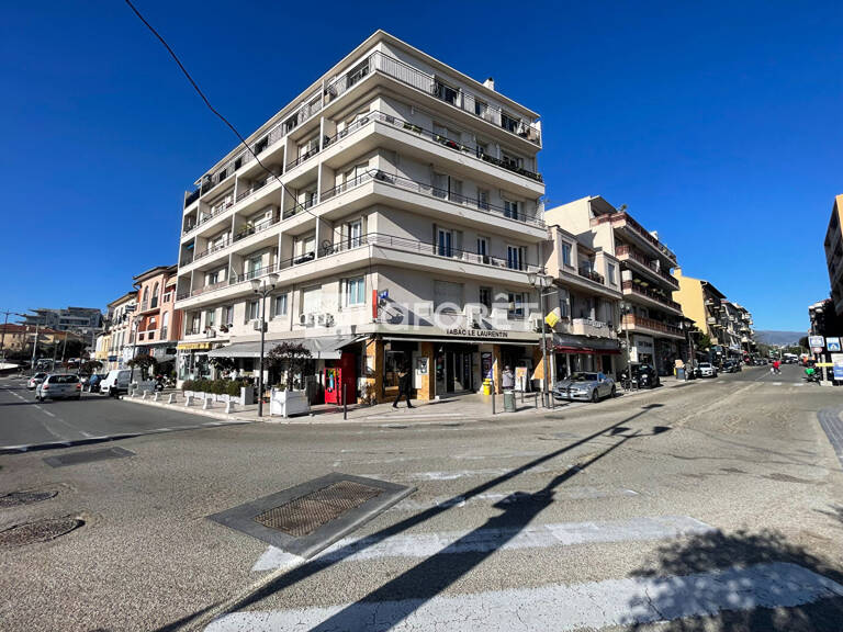 Local commercial Saint-laurent-du-var 81 m2 — photo 1
