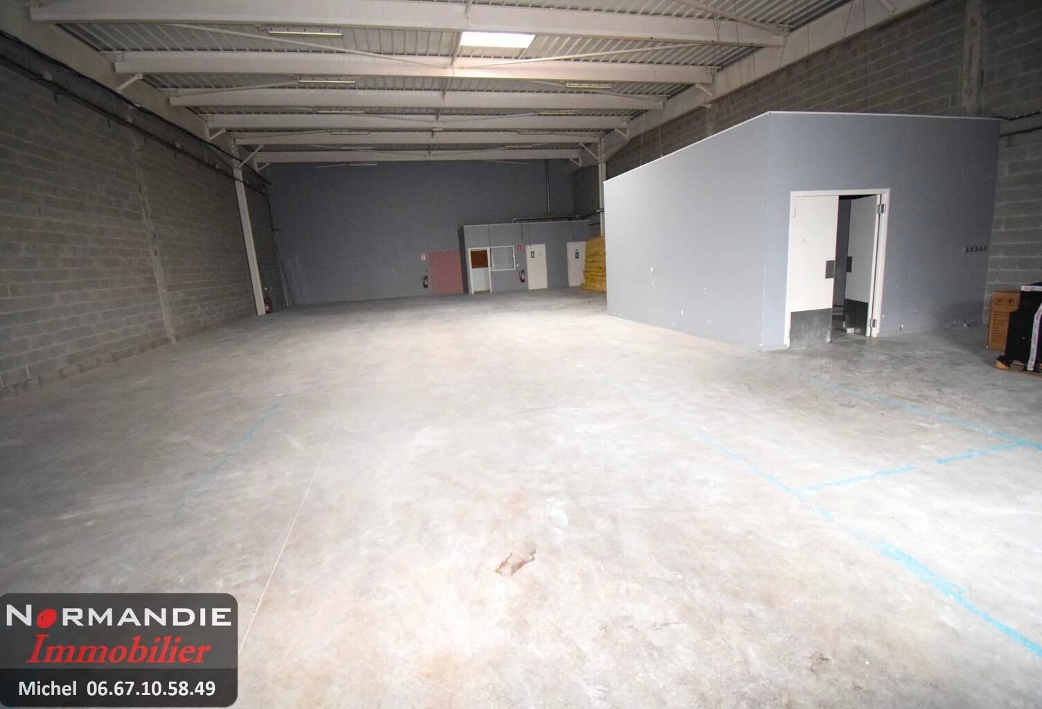 Location LOCAL de stockage de 300 m2 zone commercial Carrefour B — photo 1