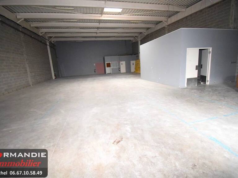 Location LOCAL de stockage de 300 m2 zone commercial Carrefour B — photo 1