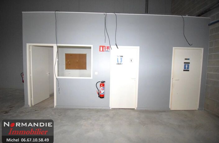 Location LOCAL de stockage de 300 m2 zone commercial Carrefour B — photo 3
