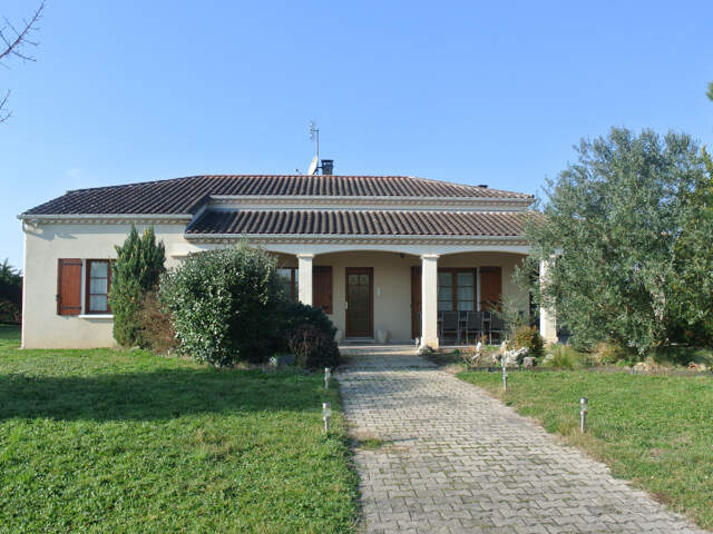 Maison 3 chambres avec piscine et un hangar de 180 m2 — photo du bien