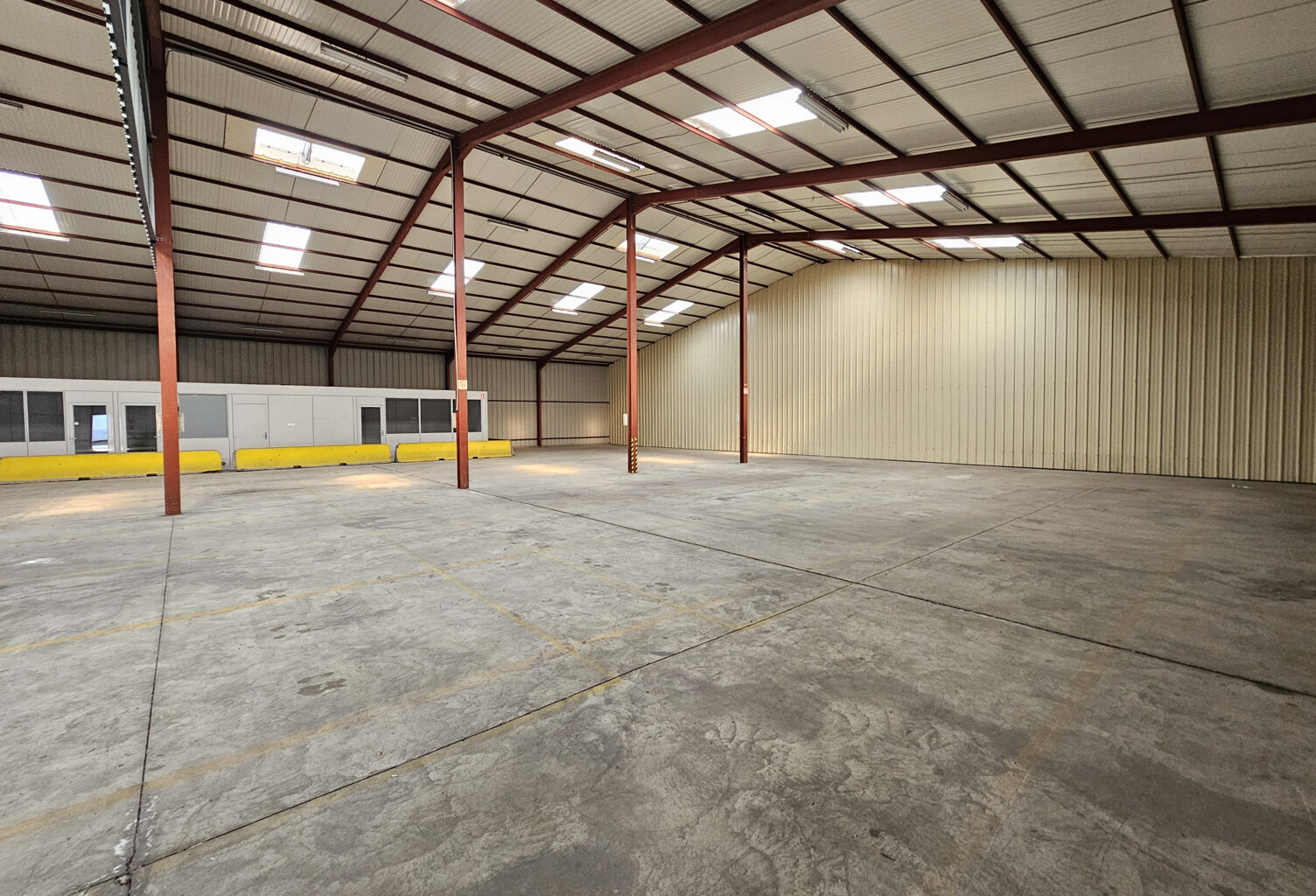 LOCAL DE STOCKAGE ACTIVITE COMMERCE DE GROS A LOUER TRELAZE — photo 1