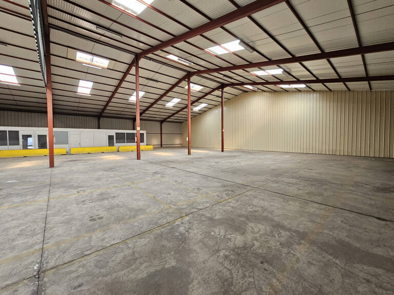 LOCAL DE STOCKAGE ACTIVITE COMMERCE DE GROS A LOUER TRELAZE — photo 1