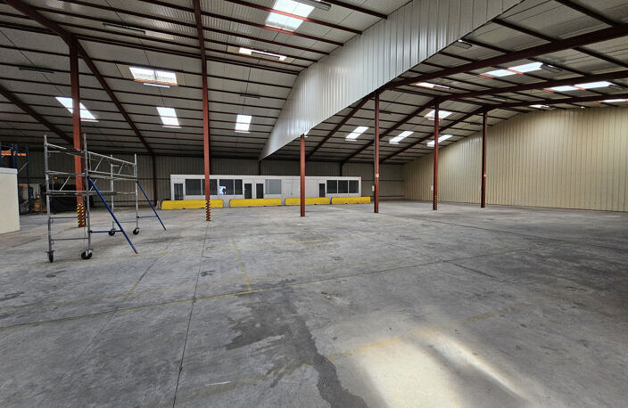 LOCAL DE STOCKAGE ACTIVITE COMMERCE DE GROS A LOUER TRELAZE — photo 3