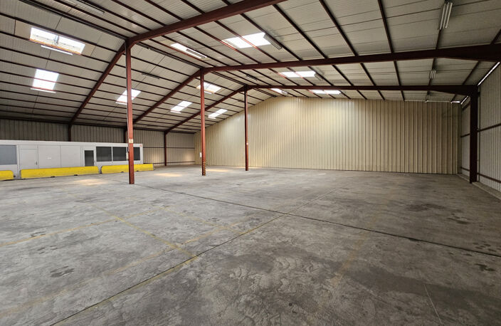 LOCAL DE STOCKAGE ACTIVITE COMMERCE DE GROS A LOUER TRELAZE — photo 5