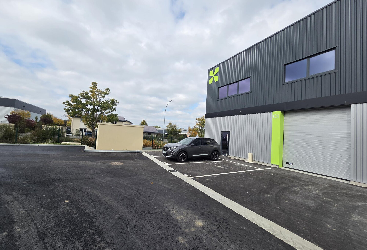 CELLULE D'ACTIVITE NEUVE A VENDRE ST BARTHELEMY D'ANJOU — photo 1