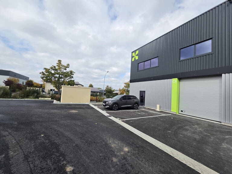 CELLULE D'ACTIVITE NEUVE A VENDRE ST BARTHELEMY D'ANJOU — photo 1