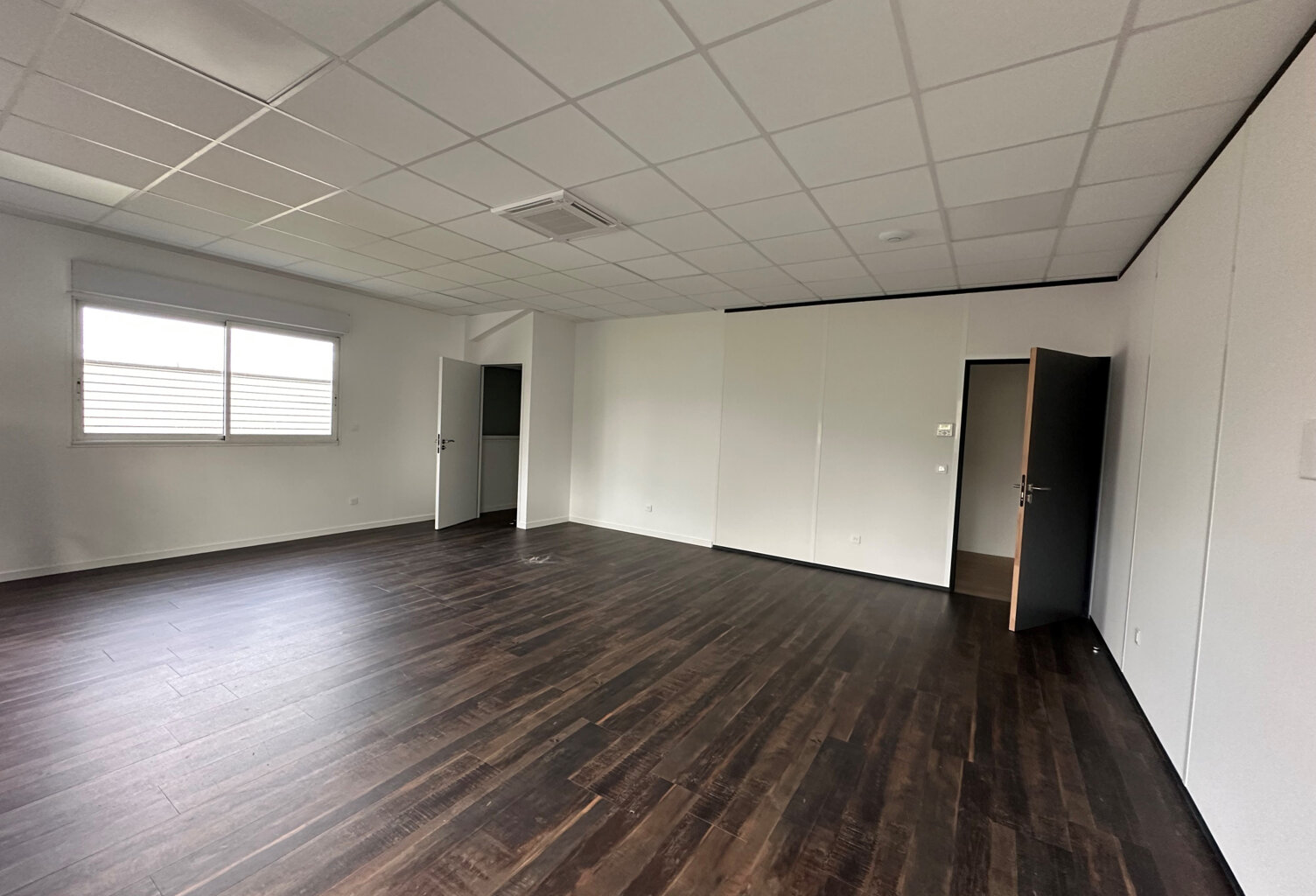 BEAUCOUZE bureaux à louer — photo 1