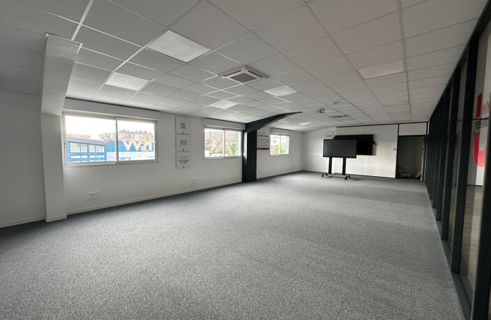 BEAUCOUZE bureaux à louer — photo 3