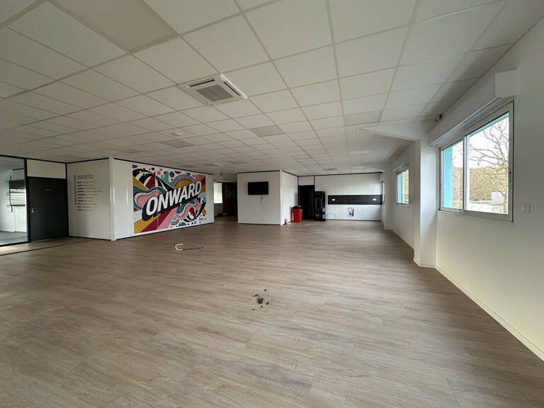 BEAUCOUZE bureaux à louer — photo 1