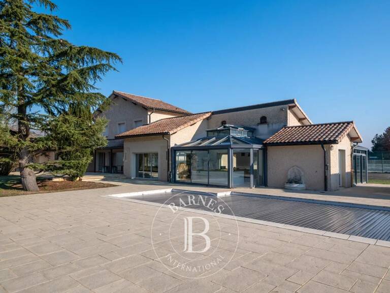 Chaponnay - Propriété 535m² environ - Piscine - Tennis - Parc de  3 500m² — photo 1