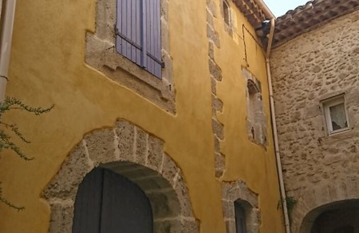 LE POUGET , maison de village  avec terrasse et remise. — photo 2