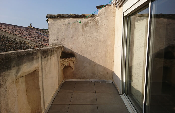 LE POUGET , maison de village  avec terrasse et remise. — photo 4