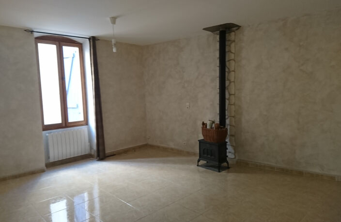 LE POUGET , maison de village  avec terrasse et remise. — photo 5