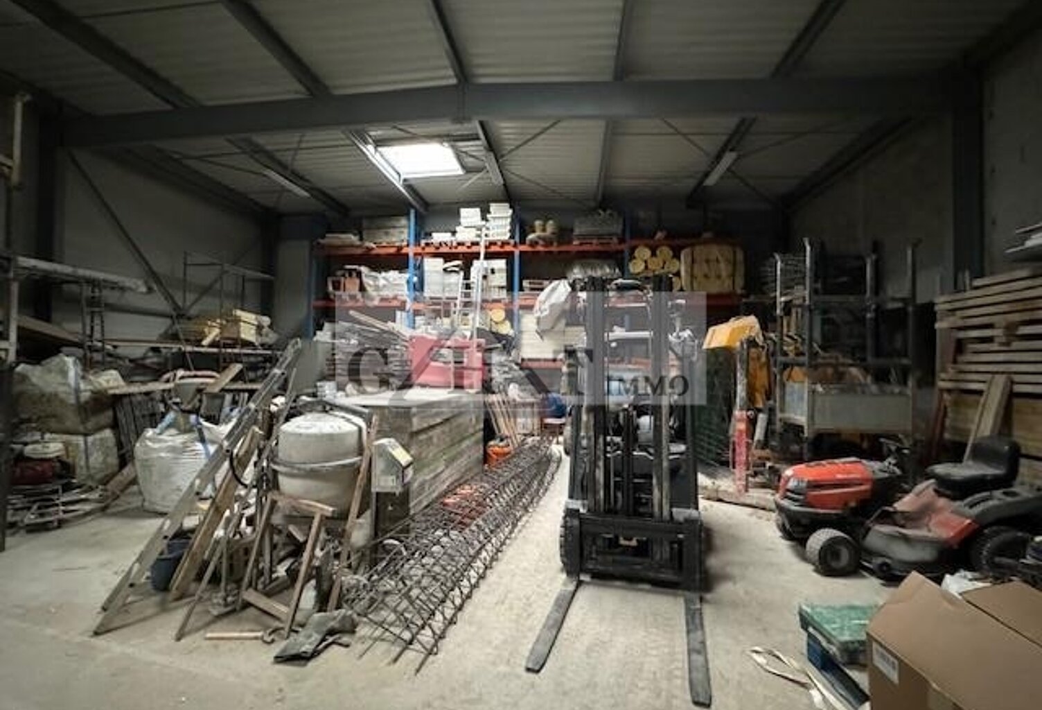 ENTREPOT BUREAUX 591 M² A VENDRE A CHESSY — photo 1