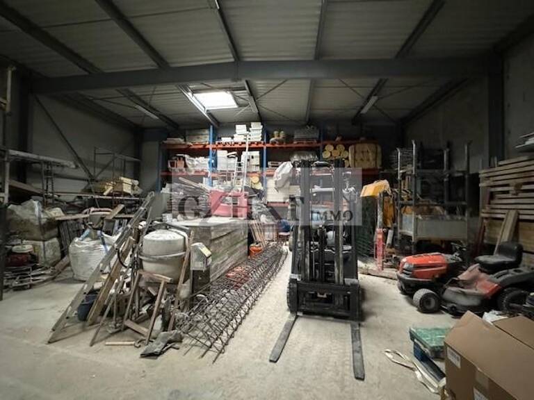 ENTREPOT BUREAUX 591 M² A VENDRE A CHESSY — photo 1