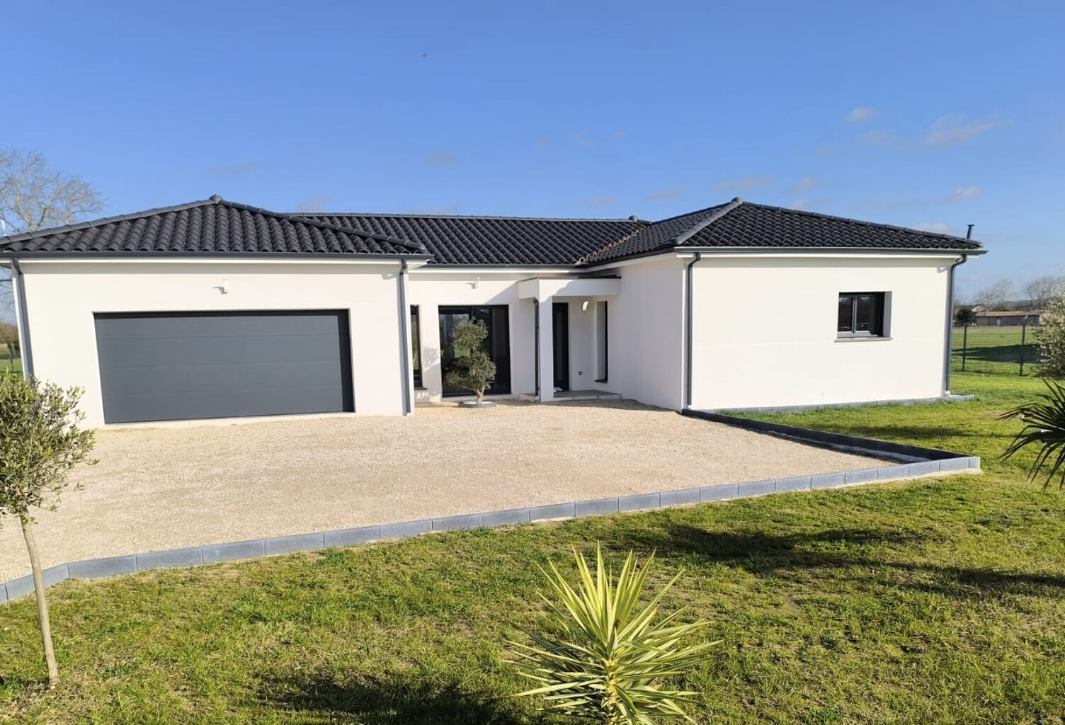 Maison contemporaine de plain-pied avec double garage sur 24 — photo 1