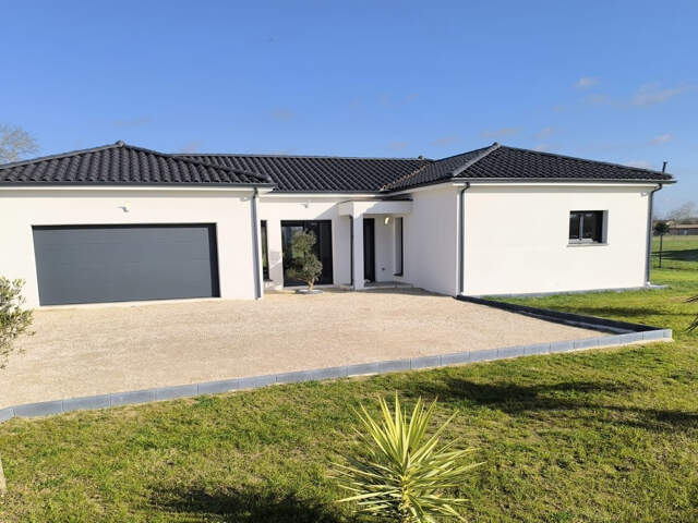 Maison contemporaine de plain-pied avec double garage sur 24 — photo du bien