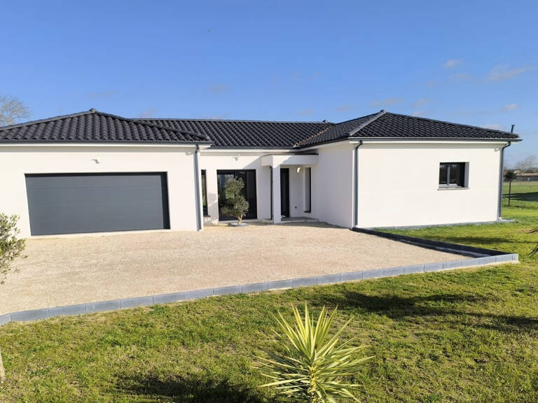 Maison contemporaine de plain-pied avec double garage sur 24 — photo 1