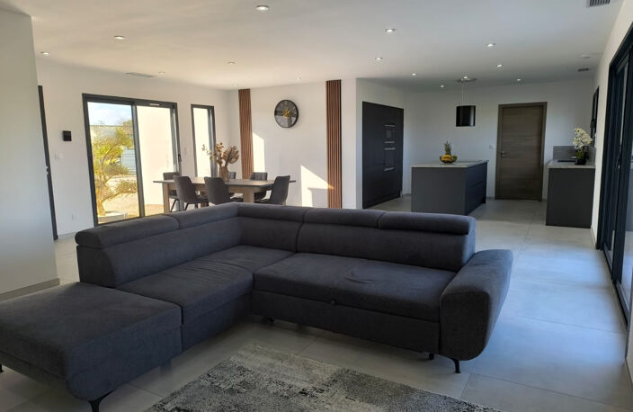Maison contemporaine de plain-pied avec double garage sur 24 — photo 3