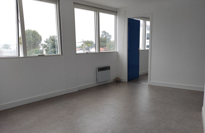 A louer bureaux 35 m2 avec ascenseur et parking à Bordeaux — photo 2