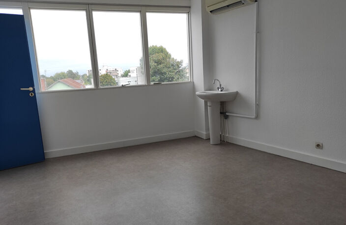 A louer bureaux 35 m2 avec ascenseur et parking à Bordeaux — photo 5