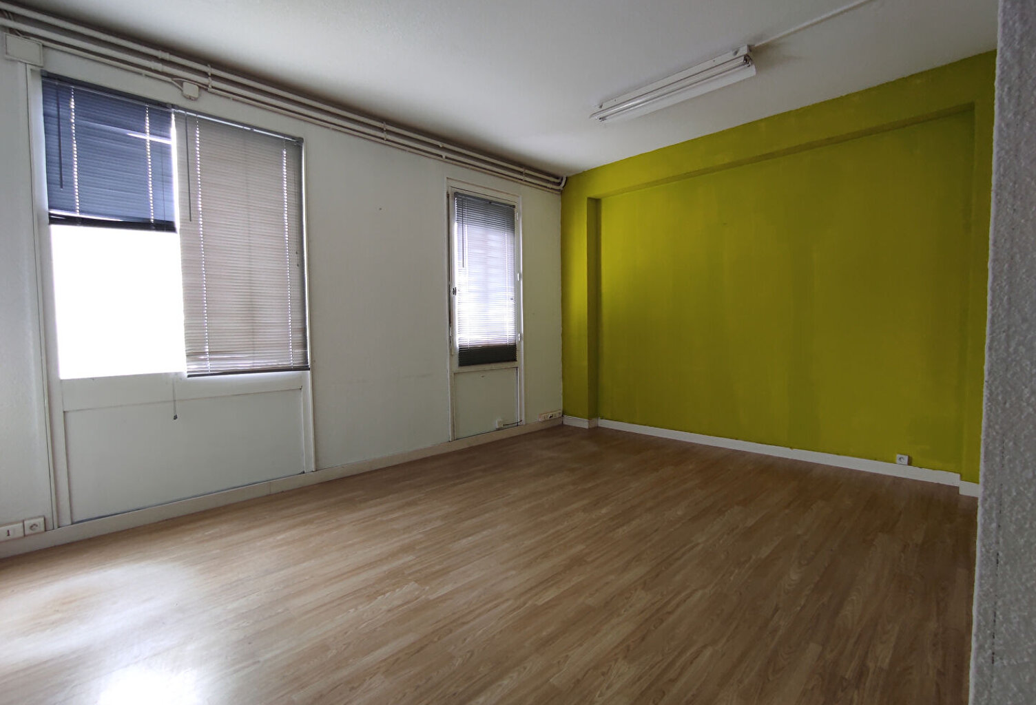 Artigues Pres Bordeaux: A louer bureau N° 16B de 22 m2 — photo 1