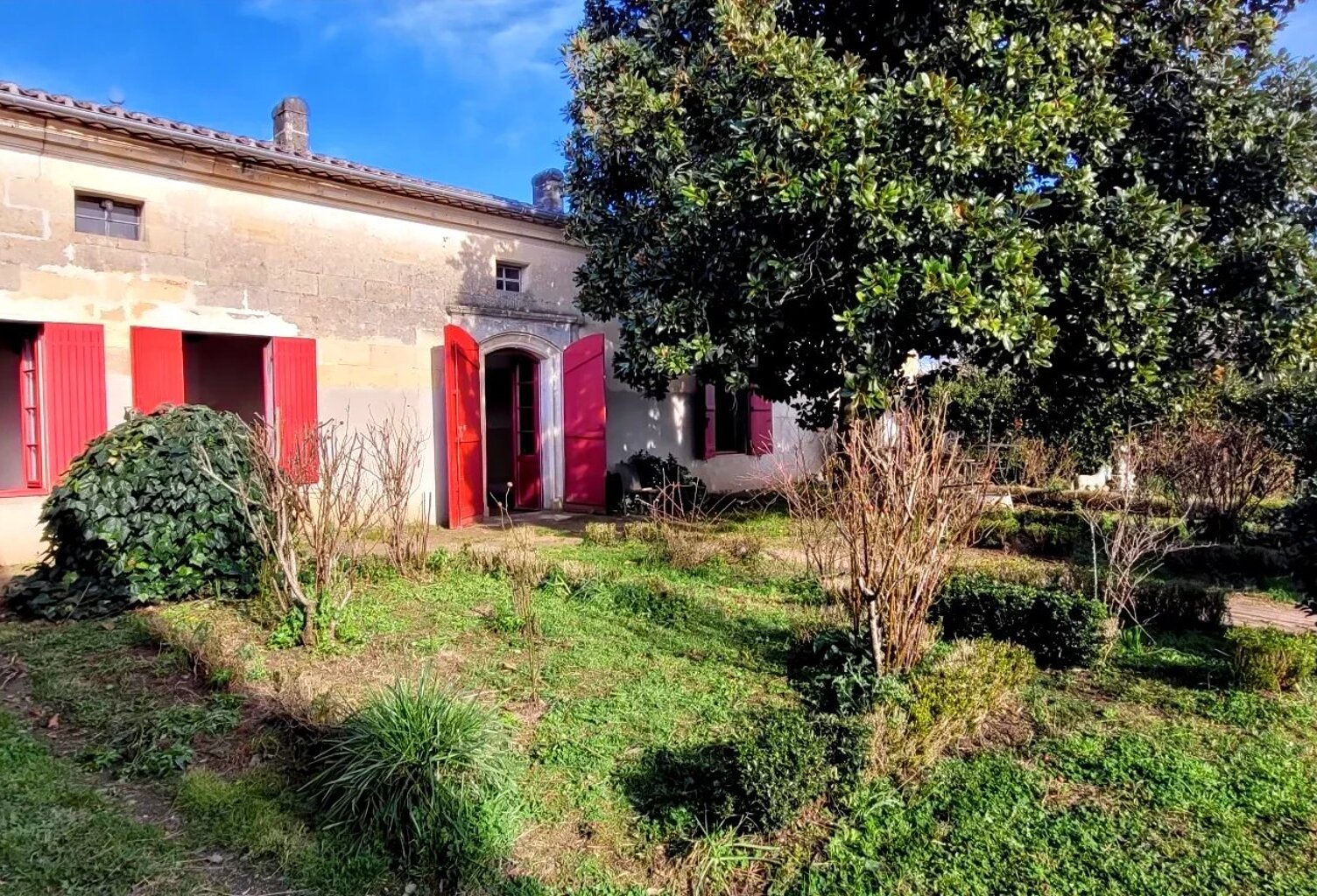 33230 - ABZAC - PROPRIETE AVEC MAISON DE MAITRE ET DEPENDANCES SUR 2 HA — photo 1
