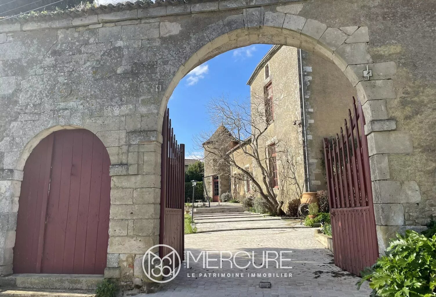 CHARMANT LOGIS XVIIe ET SES DEPENDANCES — photo 1