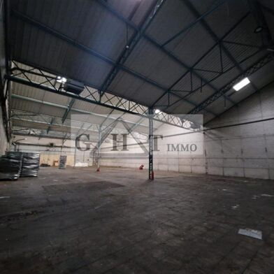 Local industriel  9333 €