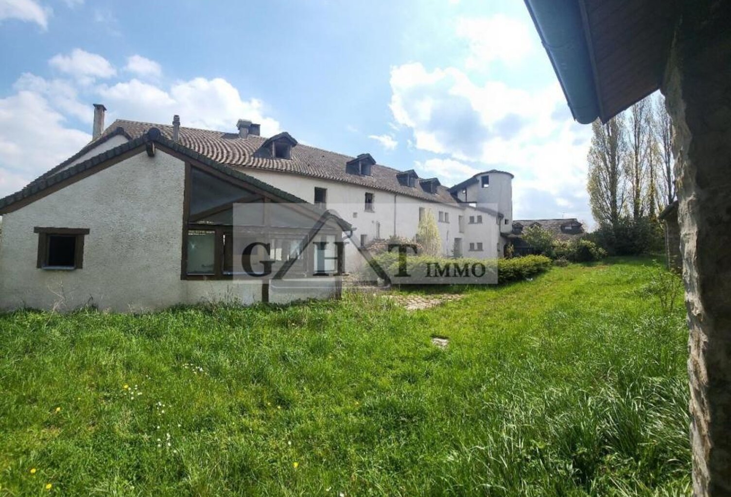 Ensemble Commercial à Vendre - 6128 m² sur Axe Passant, Idéal Hôtel-Re — photo 1
