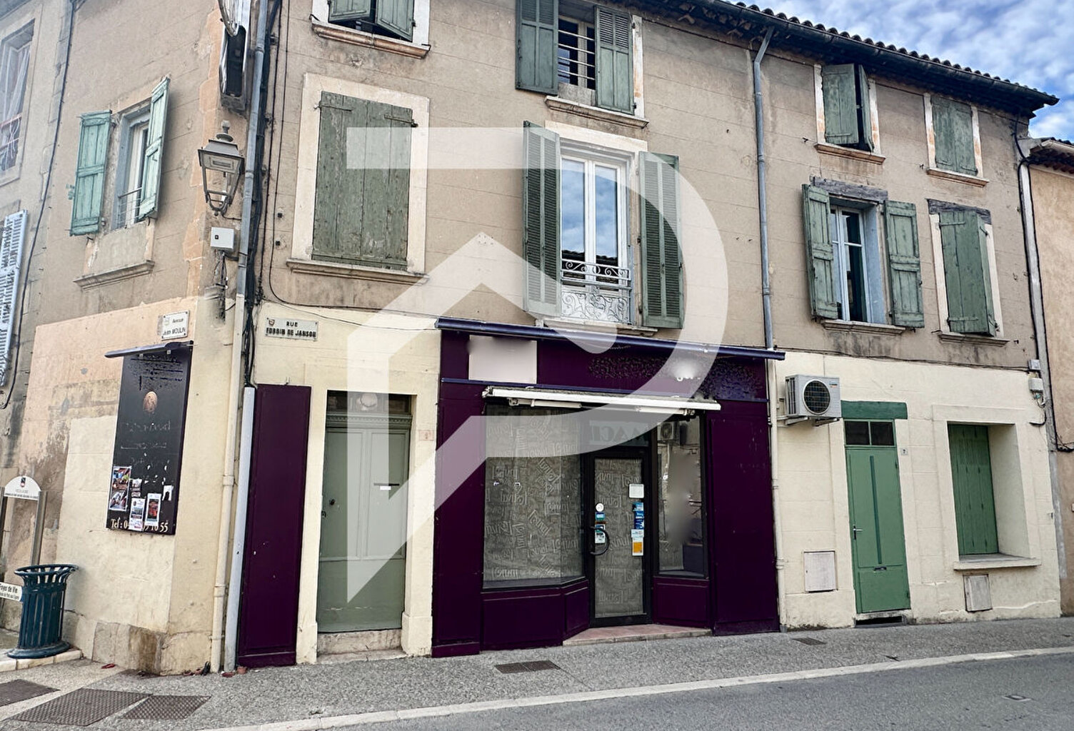 Villelaure - Immeuble de rapport -  2 logements - 1 local com... — photo 1