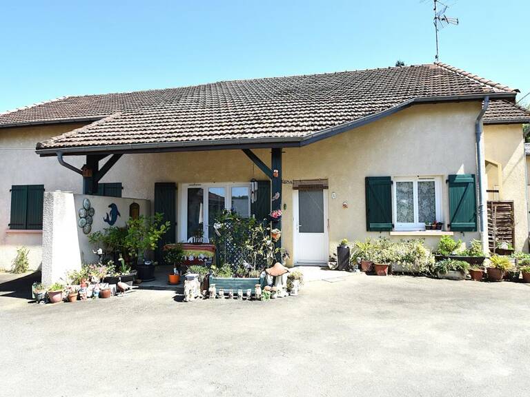 Maison avec un rapport locatif comprenant trois logements — photo 1
