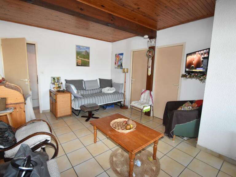Maison avec un rapport locatif comprenant trois logements — photo 1
