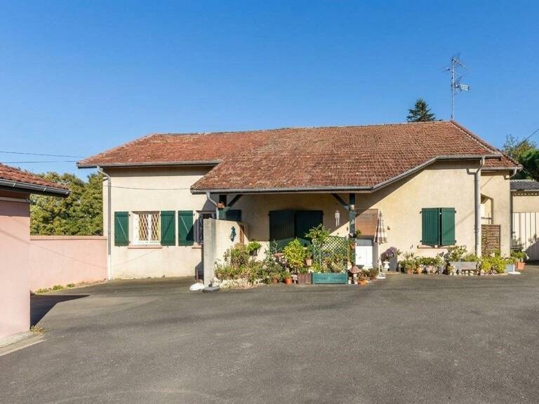 Maison avec un rapport locatif comprenant trois logements — photo 1