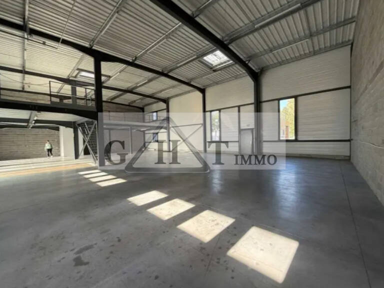 ENTREPOT 435 M² A VILLEBON-SUR-YVETTE A LOUER — photo 1