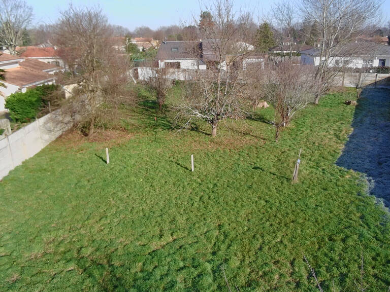 Saint Jean D Illac  terrain constructible 812 m2 — photo 1