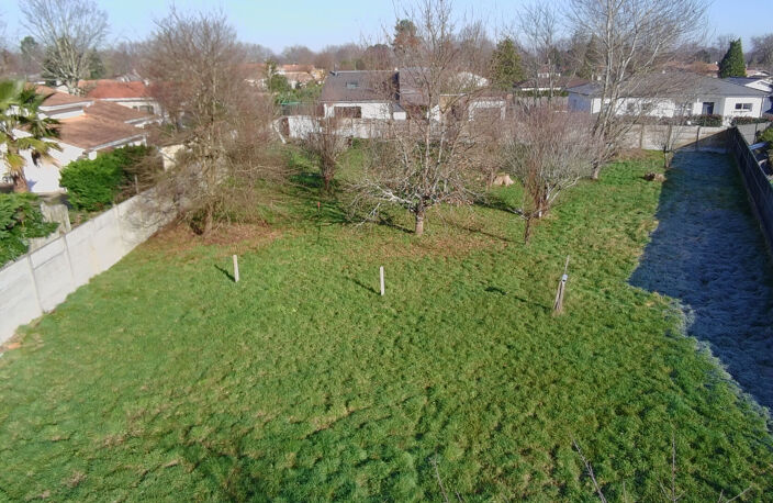 Saint Jean D Illac  terrain constructible 714 m2 — photo 2