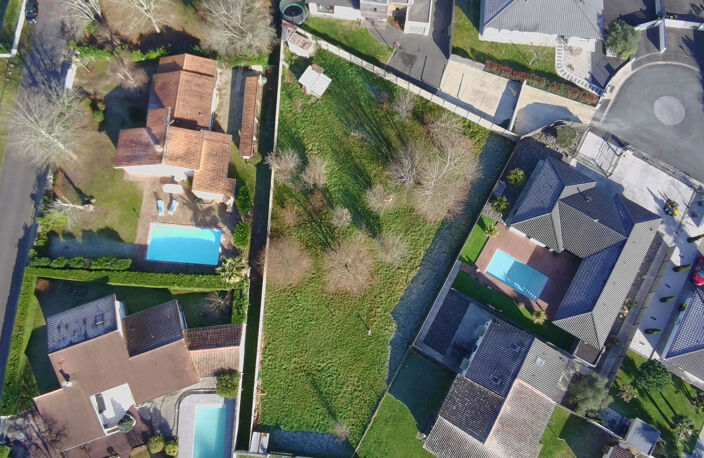 Saint Jean D Illac  terrain constructible 714 m2 — photo 3