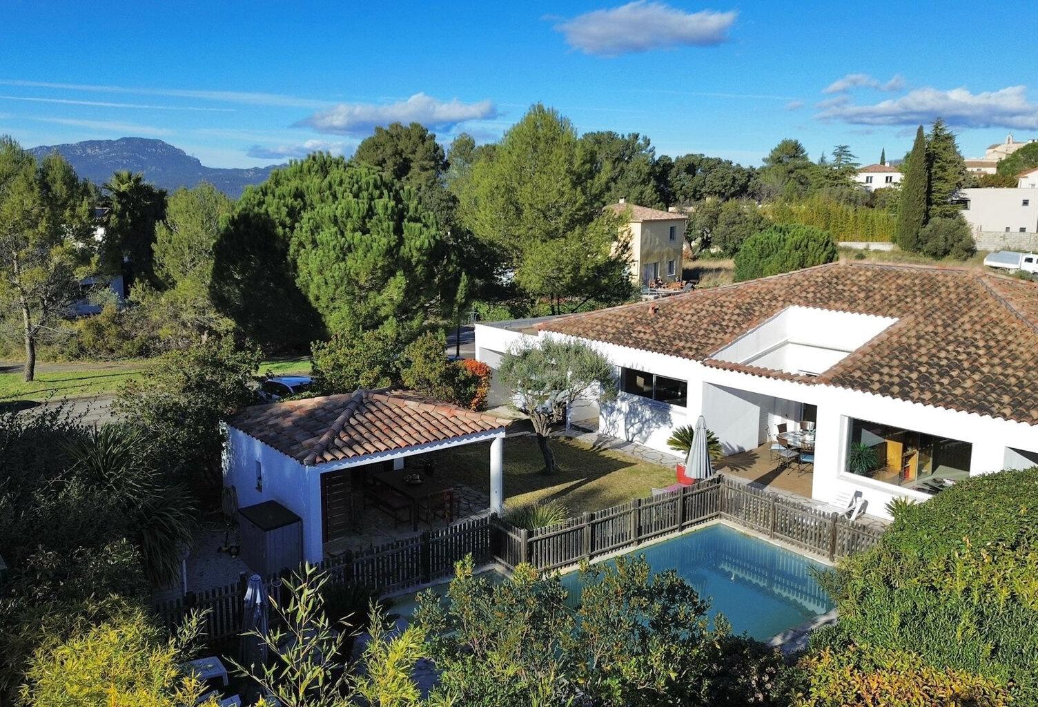 Vente d'une villa T5 de plain-pied d'environ 175m2 sur 700m2 — photo 1