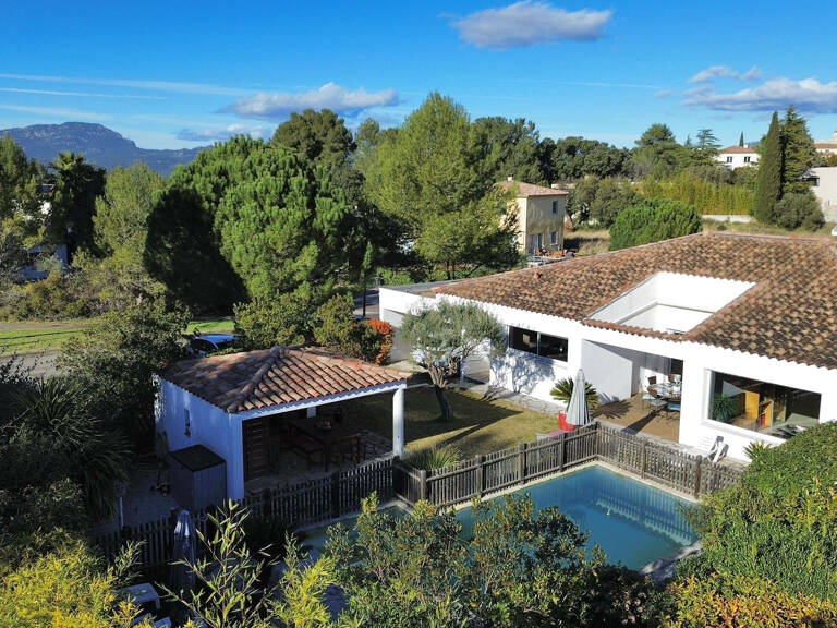 Vente d'une villa T5 de plain-pied d'environ 175m2 sur 700m2 — photo 1
