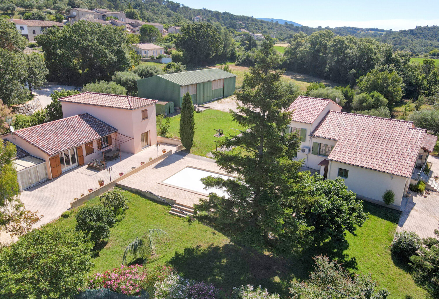 Ensemble immobilier comprenant 2 maisons et un hangar — photo 1
