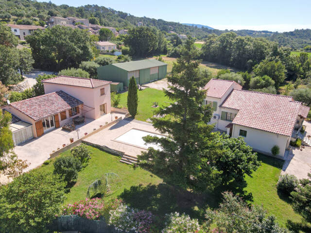 Ensemble immobilier comprenant 2 maisons et un hangar — photo du bien