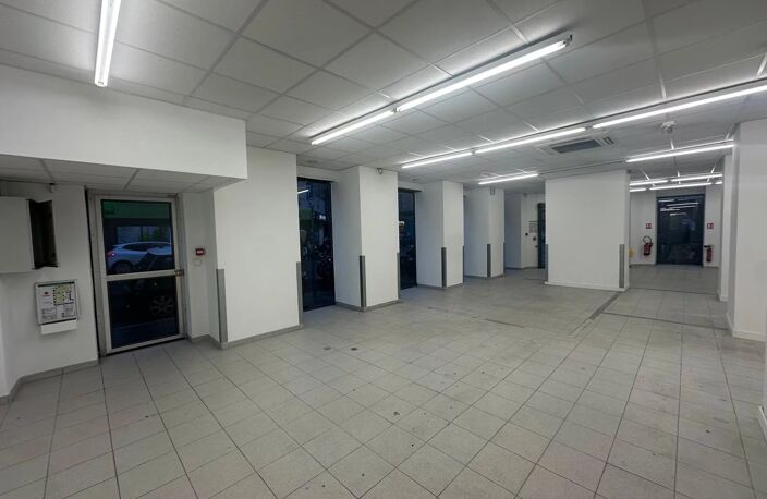 Local commercial — photo 2
