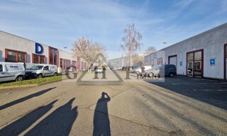 Local industriel  1036 m² à louer à Ivry-sur-Seine (94200)