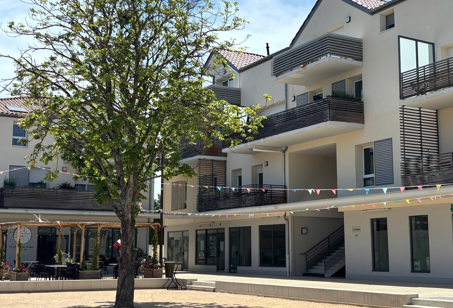 FLEURIEUX SUR L'ARBRESLE CENTRE  RDC LOCAL 76 M2 — photo 1