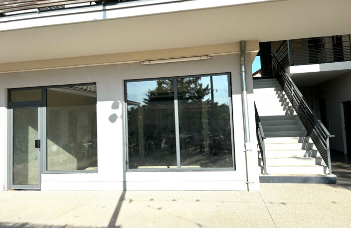 FLEURIEUX SUR L'ARBRESLE CENTRE  RDC LOCAL 76 M2 — photo 3