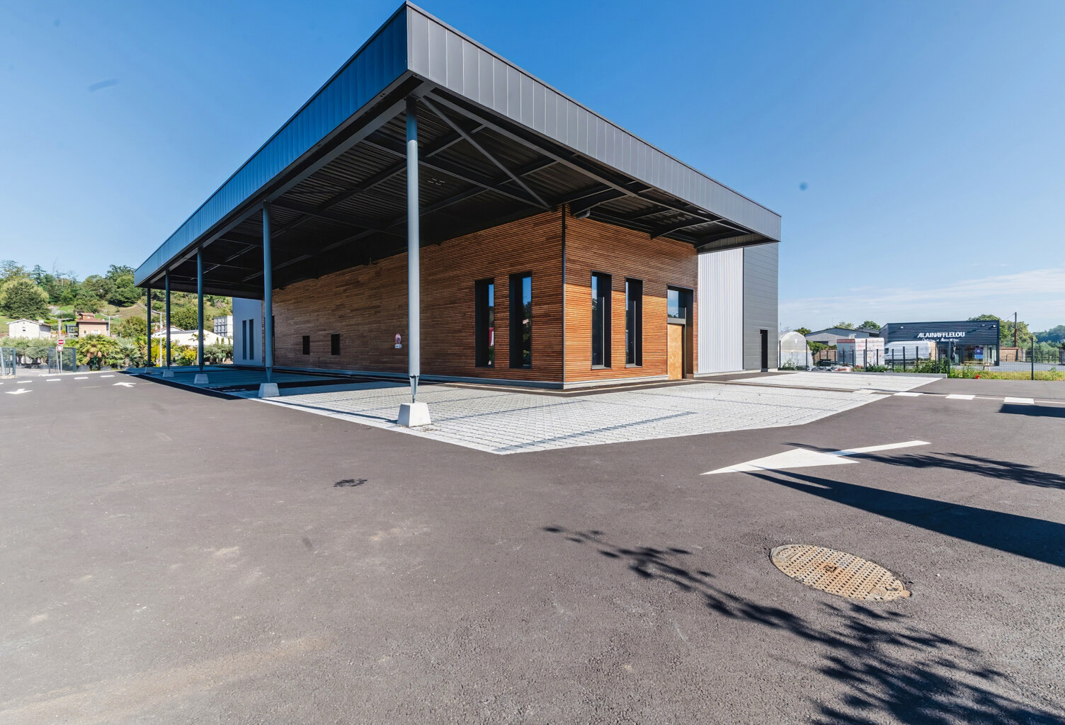 L'ARBRESLE LOCAL COMMERCIAL OU D'ACTIVITÉS 300 M2 EN ZONE CO — photo 1