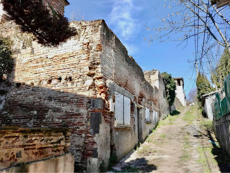 Secteur CLAIRAC, découvrez une opportunité unique de redonner vie à une charmante ruine située sur une parcelle d'environ 538 m² ! Avec une surface de 66,37 m², cette ruine offre un potentiel exceptionnel pour une rénovation créative. Imprégnez-vous du ch — photo 1