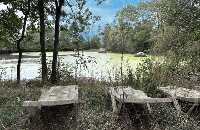 Terrain de loisir avec un etang — photo 3